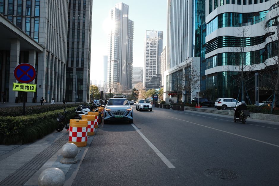 成都彭州市老小区没有停车位怎么改造？地面+立体停车方案对比